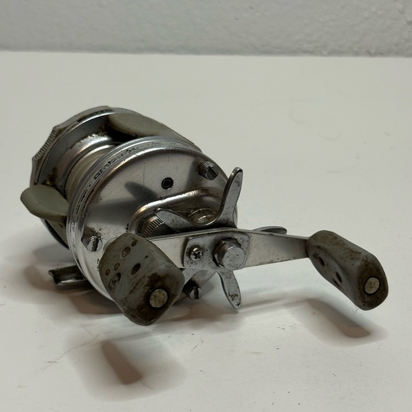 Abu Garcia Silver Fishing Reel - Picture 4 of 8